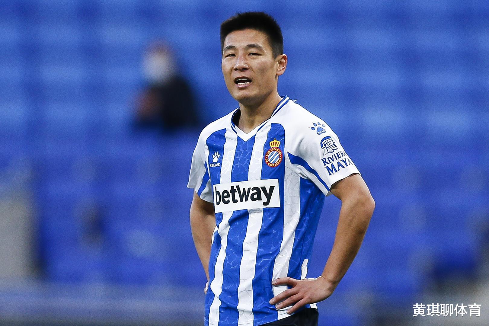 武磊|地位一落千丈！武磊打替补被对方队员围攻，却无队友上前帮忙