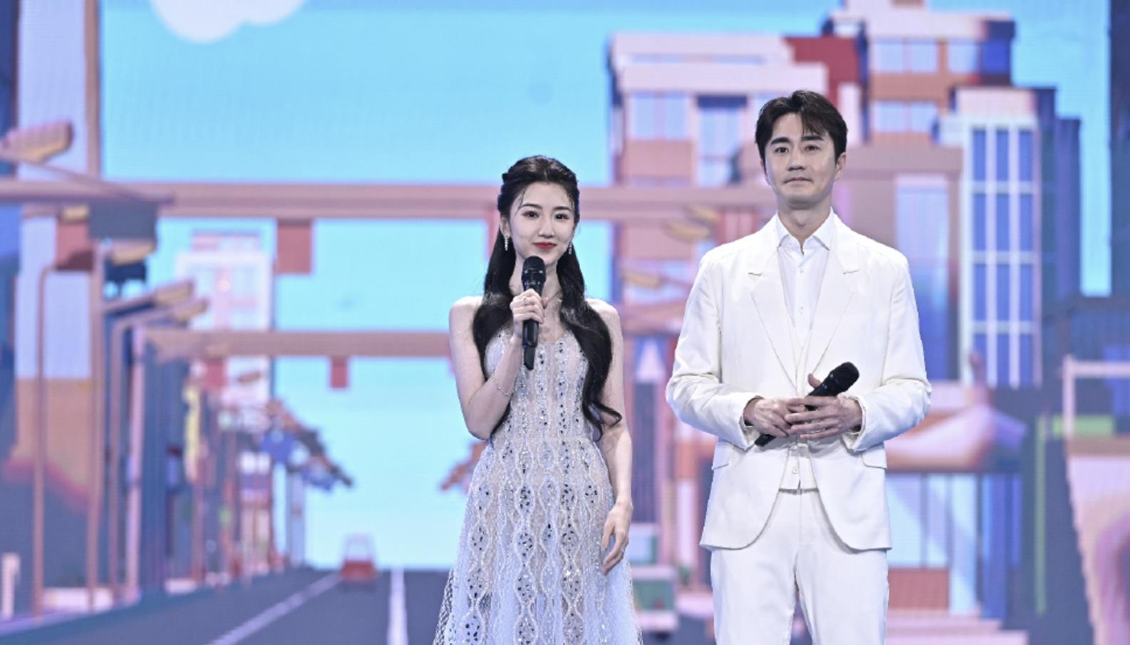 偶像练习生2018|再次合体，毛晓彤杨玏参加跨年晚会，网友直呼在一起！