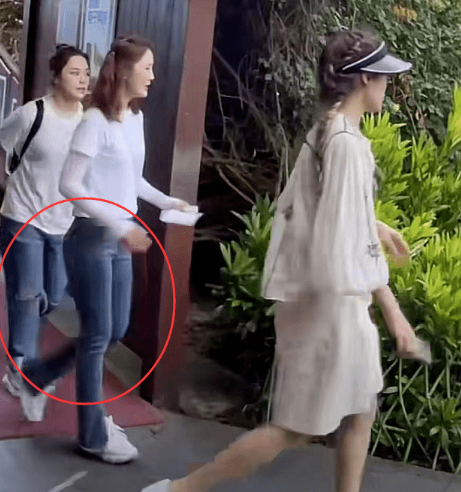 阿娇|阿娇阿Sa合体现身，阿娇身材发福严重，穿搭与阿Sa相比更是一言难尽