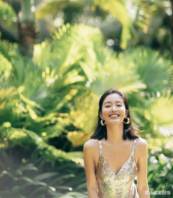 穿衣搭配|杨采钰的亮片连衣裙“火”了,搭配短发造型好吸睛,超迷人