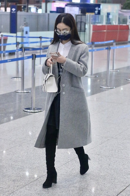 赵丽颖|赵丽颖的脸蛋好小，被墨镜挡住了一半脸，穿搭成熟都不显老