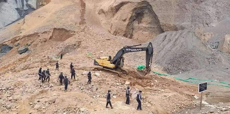 翡翠|缅甸又出两块超级翡翠原石，千人围观，场面壮观！