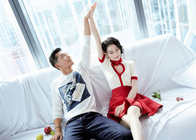 潮帮先生|何超莲终于换发型,剪短发配短裙俏皮又洋气,被窦骁当众亲脸好甜