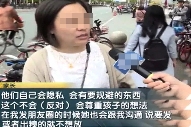 |“到底是晒娃还是晒你？” 宝妈穿着“清凉装”晒娃，引起网友热议