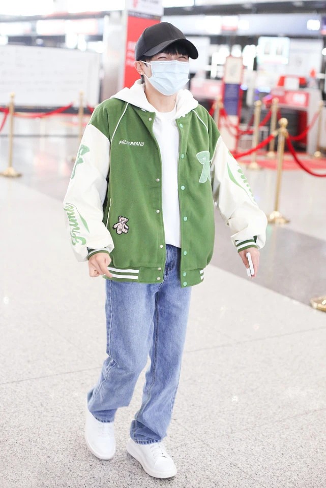 男士穿衣搭配杂志 周深小个子的搭配模板,棒球夹克配牛仔裤青春潮流,这样穿够出彩