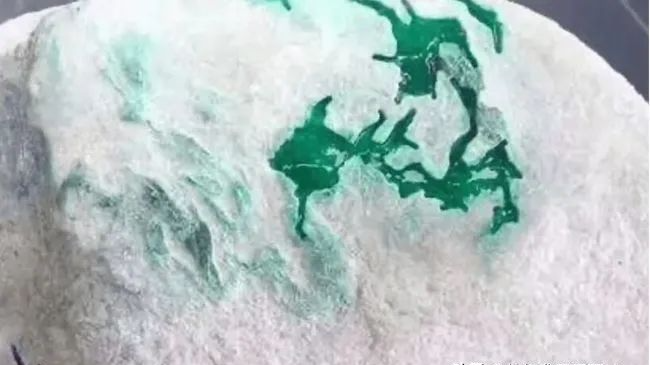 翡翠|什么是翡翠原石的蟒带，赌色的生命带，不识蟒带何言赌石？