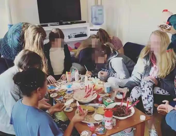 李静|从著名主持再到众人群嘲，李静走到今天这个地步，她又能怪谁呢？