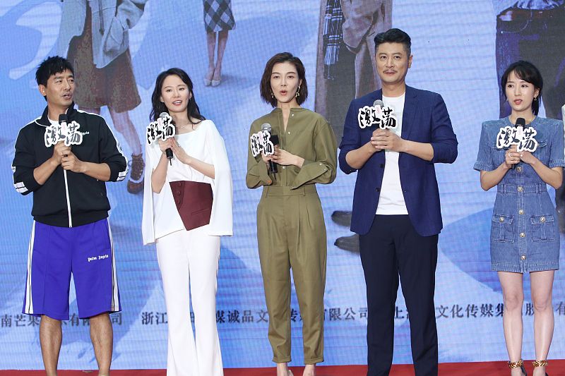 连体裤|李念不愧是阔太，穿的连体服装很休闲，气势也不输车晓