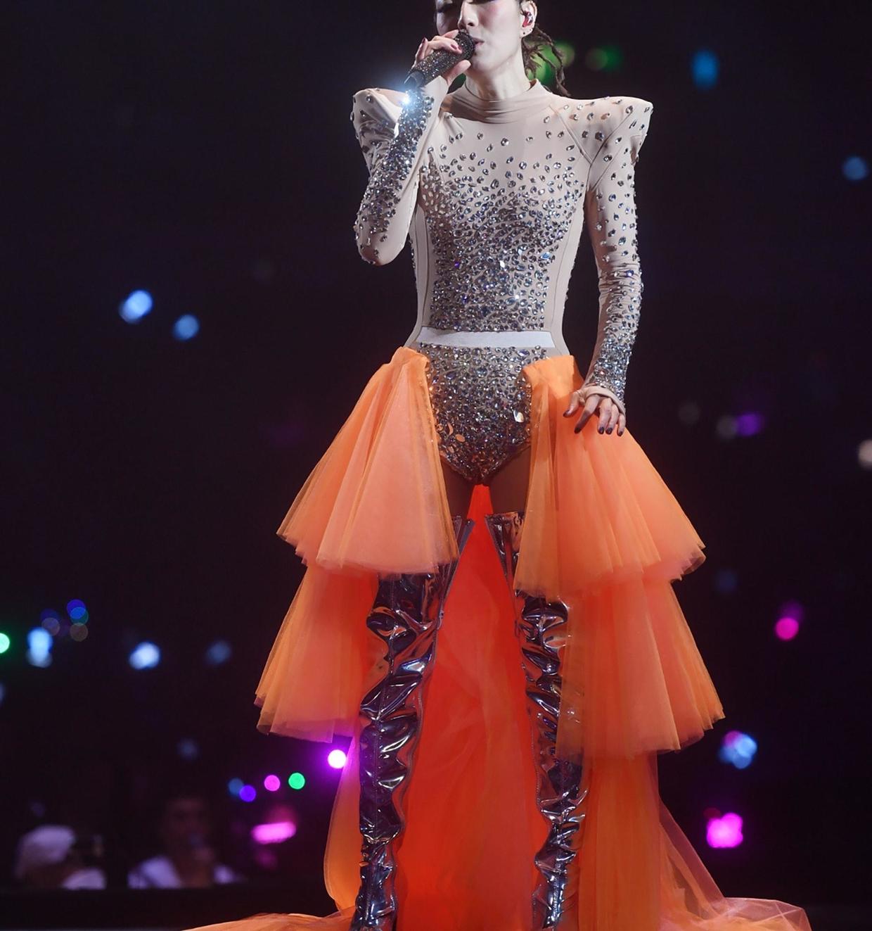 郑秀文|郑秀文公开破格演唱会,造型直呼「重口味」两粒水晶