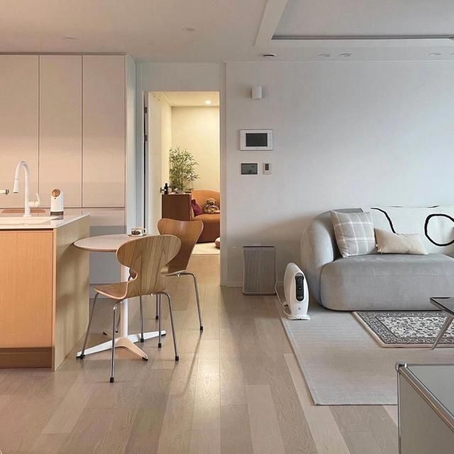 她坚持“穷硬装富软装”，看完她家，不得不说软装的力量太强大了