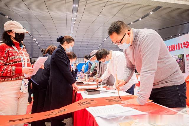 金鹰955电台 长沙南站年味列车再次“进站上车”，“扶好坐稳”爱心暖心高铁