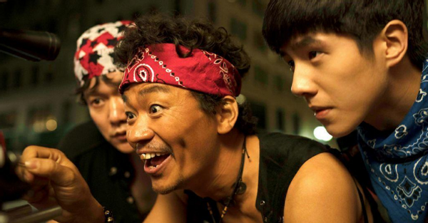 王宝强|38岁王宝强离婚后逆袭！敞开上衣秀八块腹肌，手部位置太尴尬