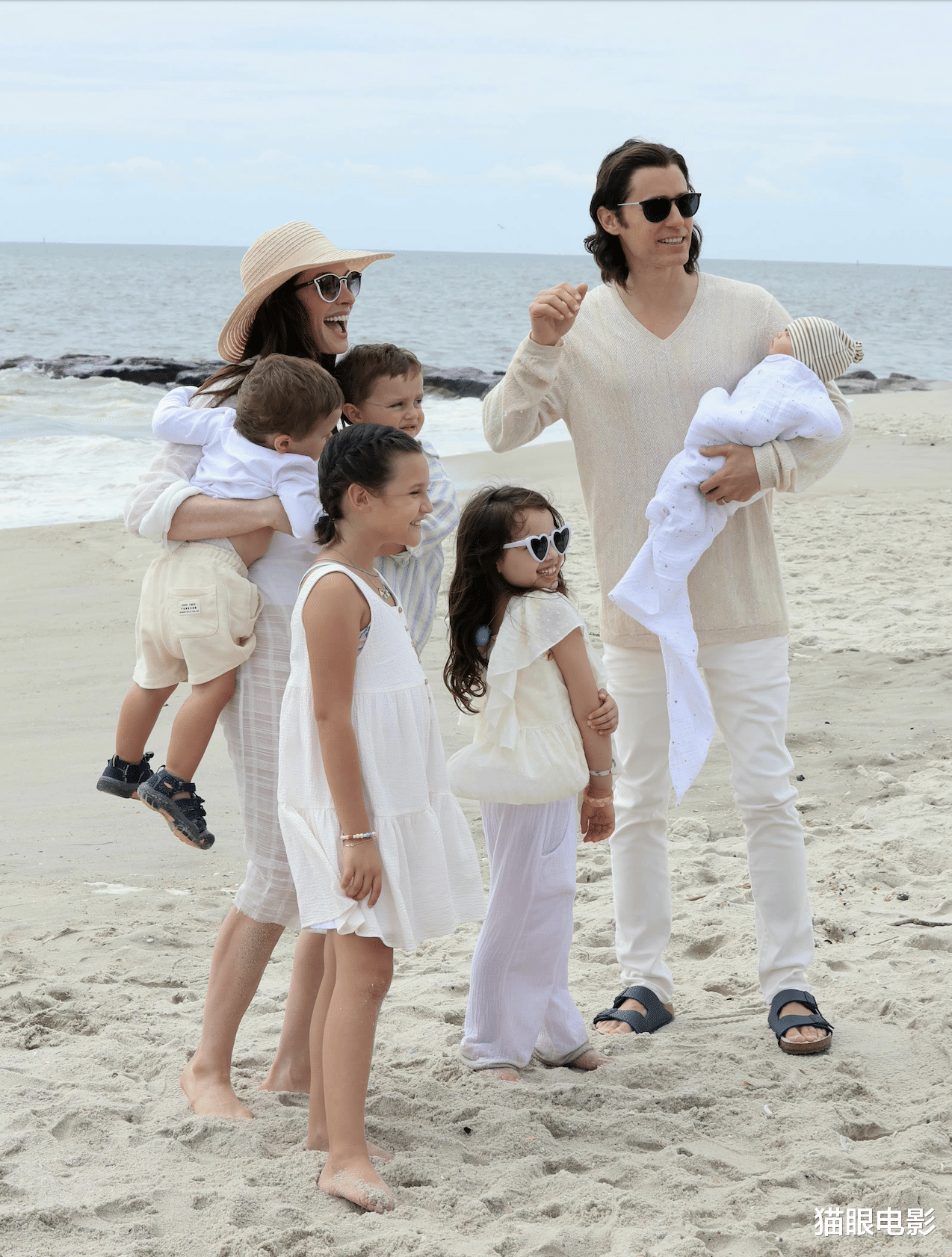 莱托|38岁安妮海瑟薇演妈妈，带5个孩子在海边拍照，光脚穿白裙好温柔