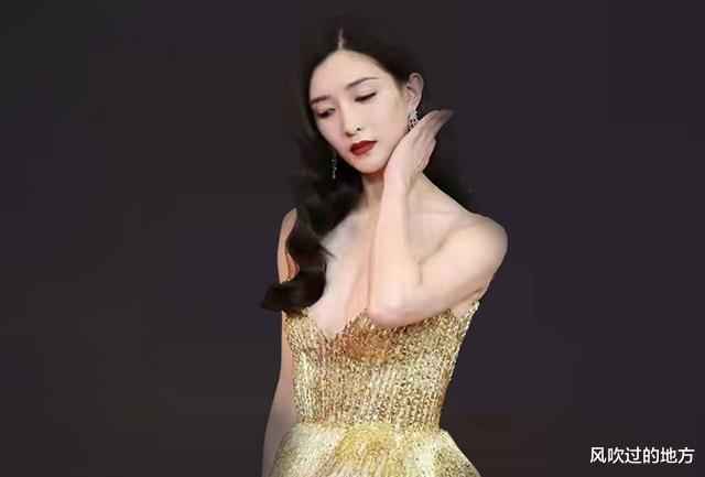 朱圣祎|江疏影穿尖领长裙亮相,侧身拍照引起热议,被质疑“敢穿不敢秀”