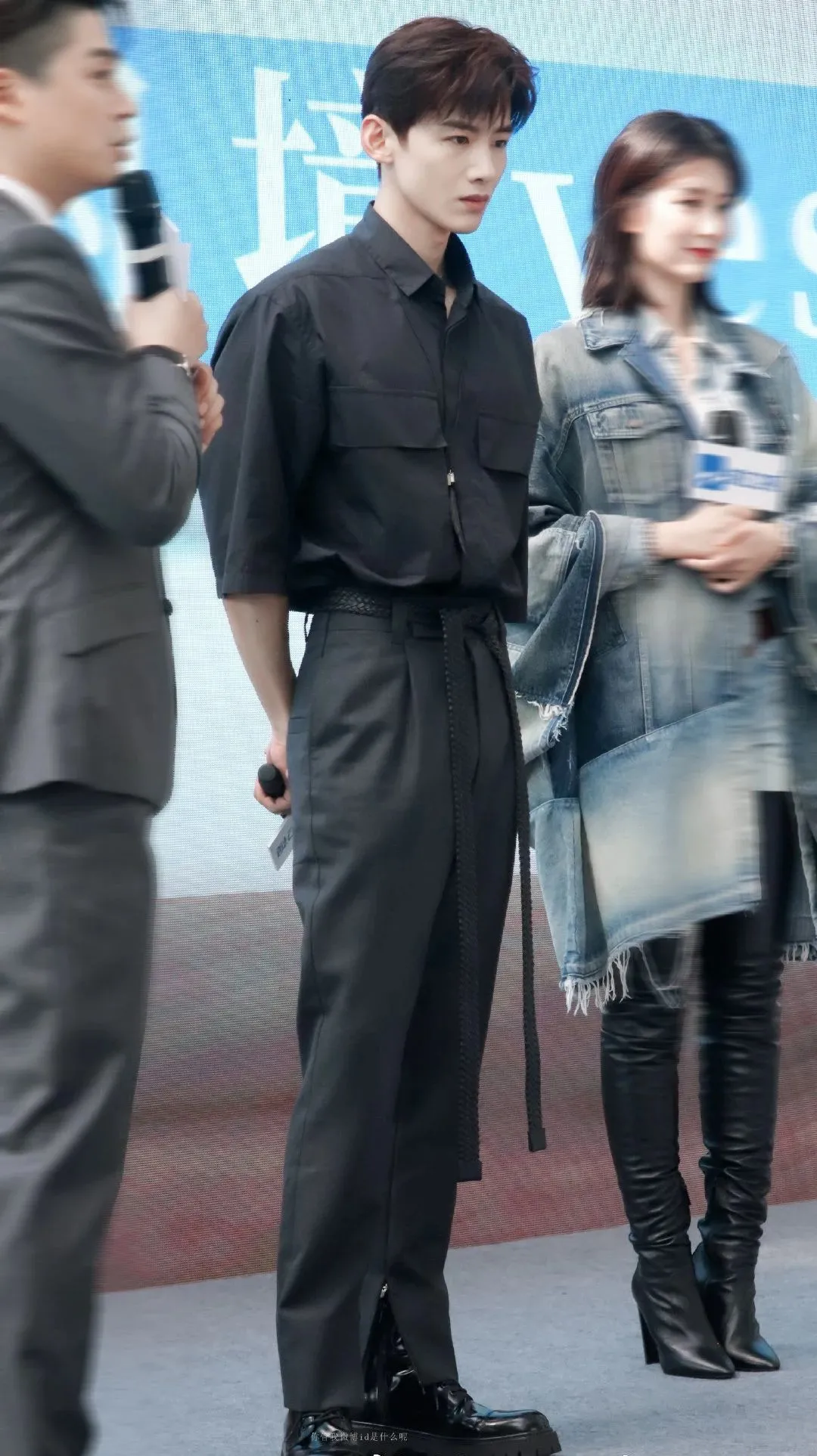 制服|白敬亭「59cm公狗腰」，陈伟霆的「鲨鱼线」，才是内娱帅哥的正确打开方式