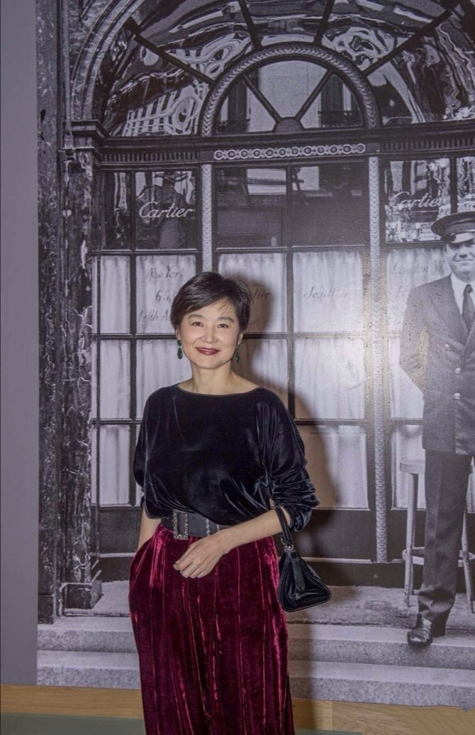 赵丽颖|66岁林青霞晒近照，穿紧身登山服显玲珑身材，网友：最美东方不败