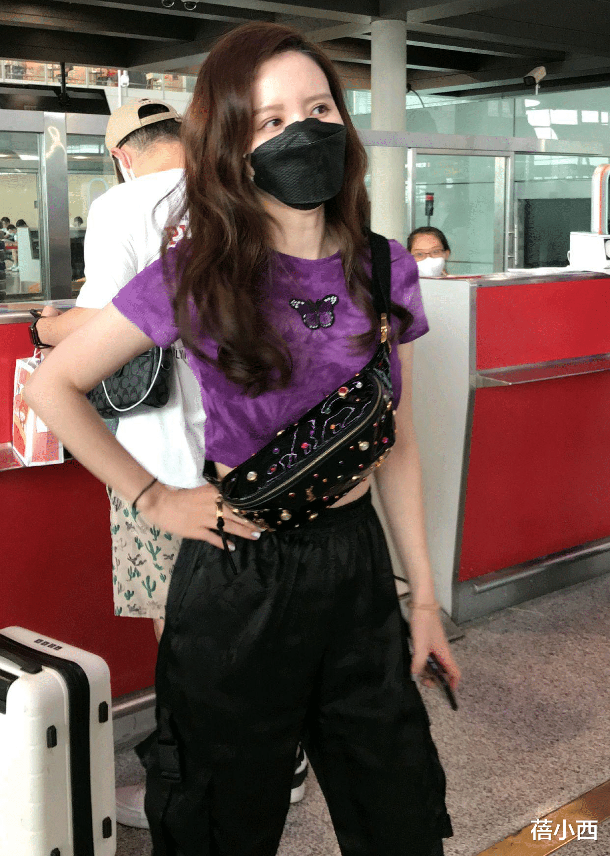 素菜|张萌带火了一种穿搭，叫“波点连衣裙+双马尾”，年龄都被藏起来