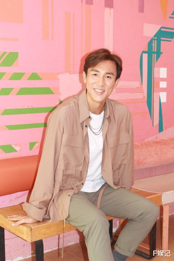 TVB|TVB视帝大热候选人街头外景有太太相陪 趁着未开机夫妻俩去逛街