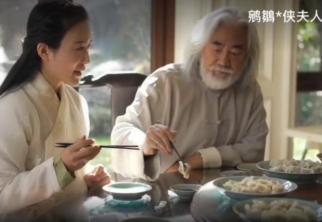 杜星霖|张纪中一家五口赏梅花，杜星霖怀抱半岁女儿，夫妻甜蜜对视秀恩爱