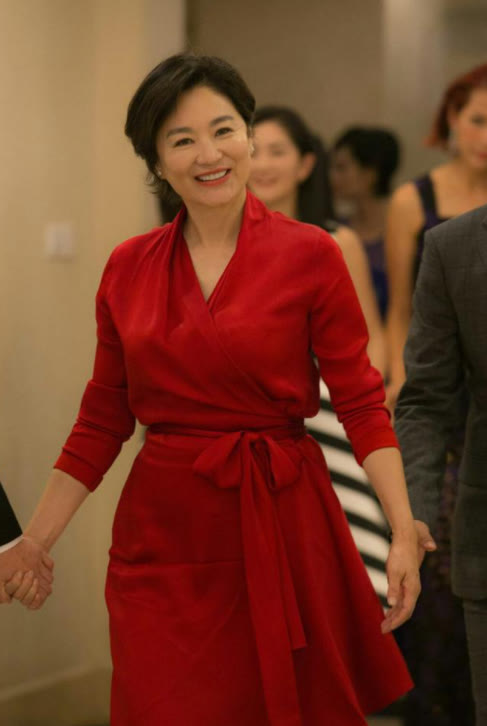 林青霞 岁月不败美人，林青霞剪短发穿红裙优雅从容，自然老去的样子真美