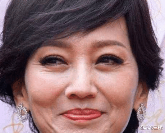 明星素颜|66岁的赵雅芝素颜曝光，不化妆的时候变了个样子，难怪不敢轻易素颜