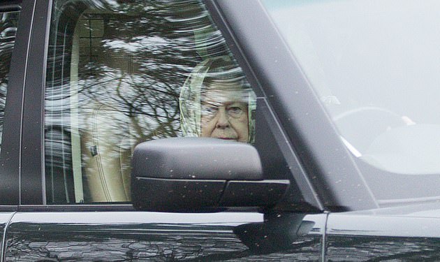 親王葬禮後英女王首次現身！又獨自開車遛彎，戴花頭巾依然超悲傷-圖7