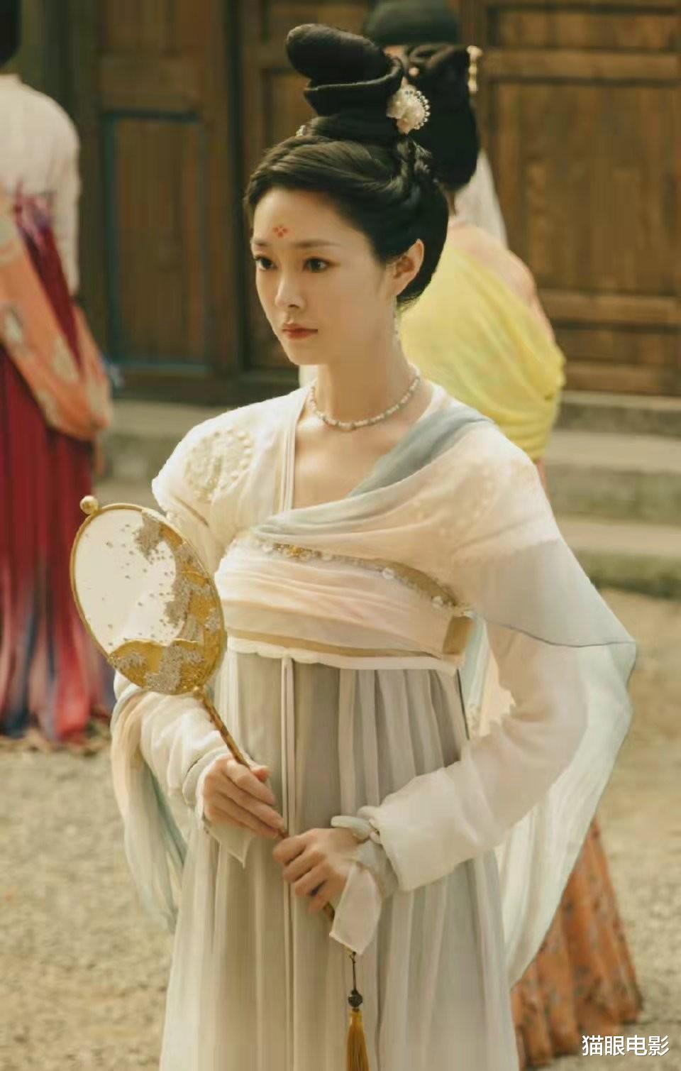 宋轶|32岁宋轶婚纱照太美了!气质高贵好像白天鹅,网友:想娶回家