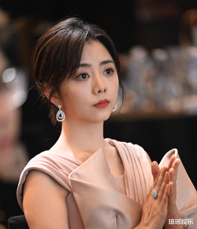 谭松韵|白玉兰晚会大合照出炉，同框其他女星，谭松韵的娃娃脸好优越