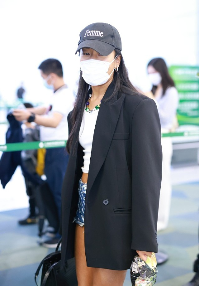 吉克隽逸|吉克隽逸穿“鱼骨”背心秀傲人曲线，虽然肤色偏黑，但还挺显辣的