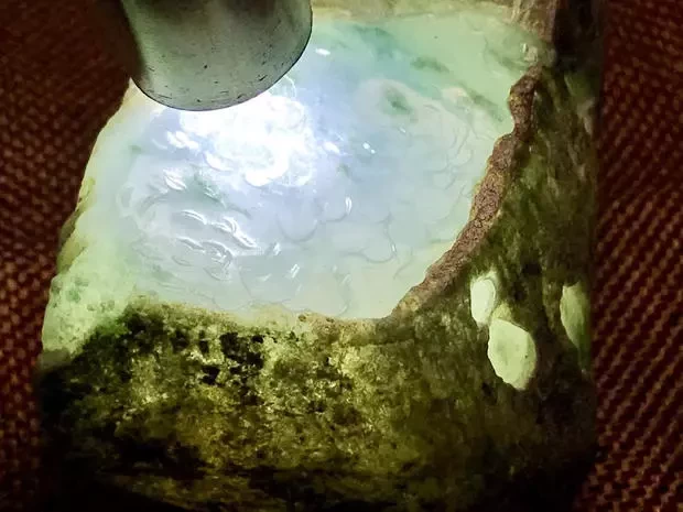 翡翠|不起眼的老后江翡翠原石,开窗暴涨,玉肉似果冻般诱人!