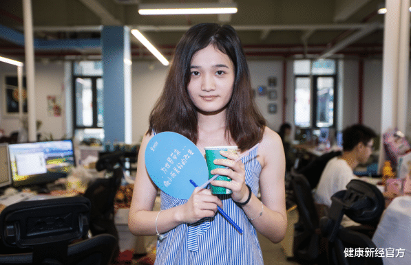 健康新经官方 22岁女大学生查出糖尿病，提醒：这东西喝一杯顶5瓶可乐，还敢天天喝？