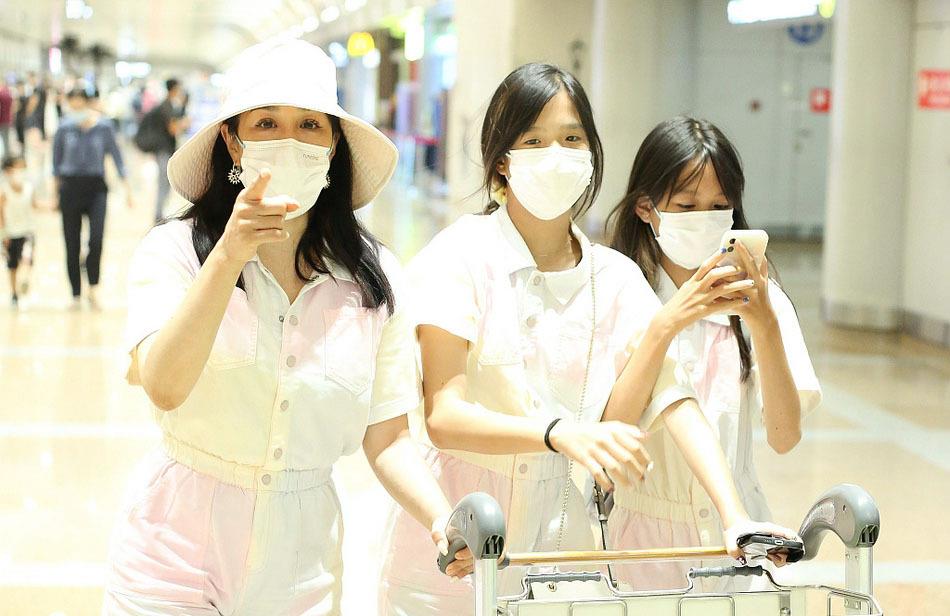 美搭刊报|钟丽缇母女穿亲子装现身，连体短裤时尚减龄，俩女儿太有超模范了