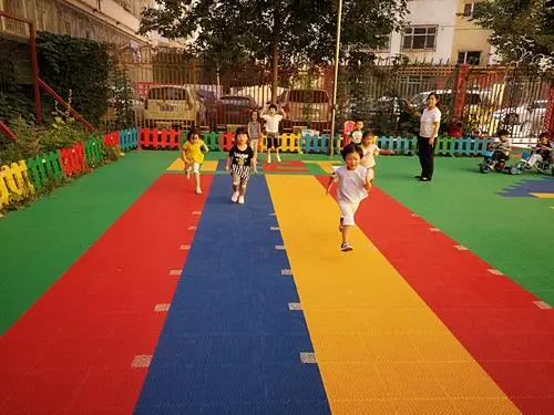 小魔王育儿|什么是“直升机式的父母”?你知道对孩子的成长影响有多大吗?