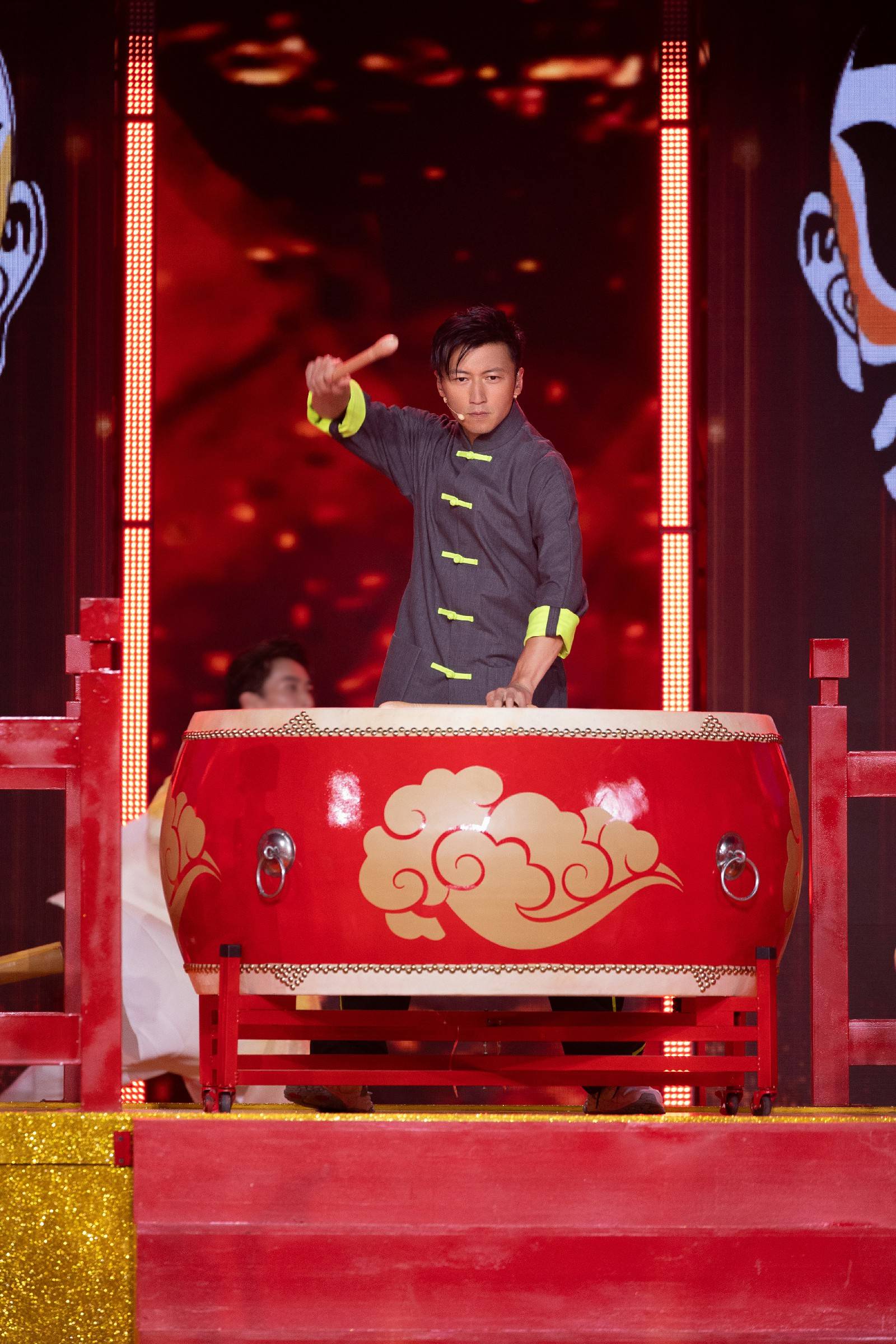 谢霆锋|谢霆锋央视国庆晚会再唱《黄种人》 融合国粹京剧唱出民族自豪感