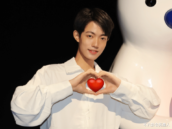 邓紫棋|网红靠神似肖战出道，古装剧开机“现原形”，肤黑嘴瘪差距太大