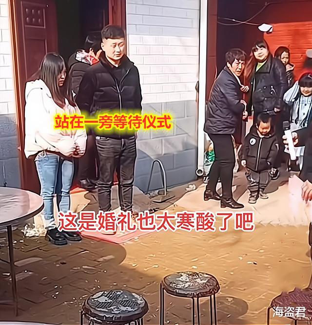 女子穿着便服“微笑”露天拜堂,没有婚纱3桌酒席,司仪:太寒酸