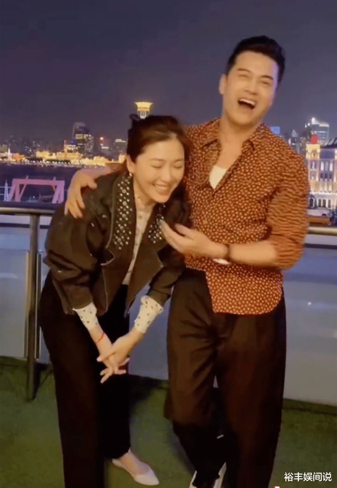 吕良伟|关之琳吕良伟大跳热舞，相差六岁却更显老，状态差到被指像蔡明