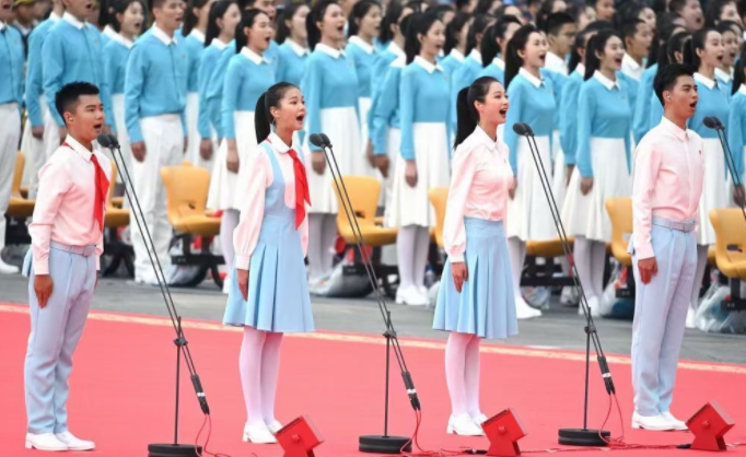 中國傳媒大學大三女生領誦走紅，網友：感情飽滿、一張口就很驚艷-圖2