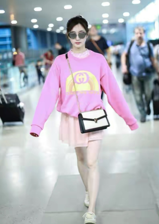 顾全心|气质女神江疏影“转型”了?粉红色卫衣配上墨镜,可爱+帅气