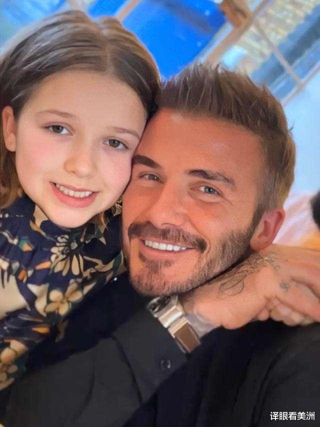 邓超|贝克汉姆宠妻新招：辣妹圣诞打歌服穿起来！