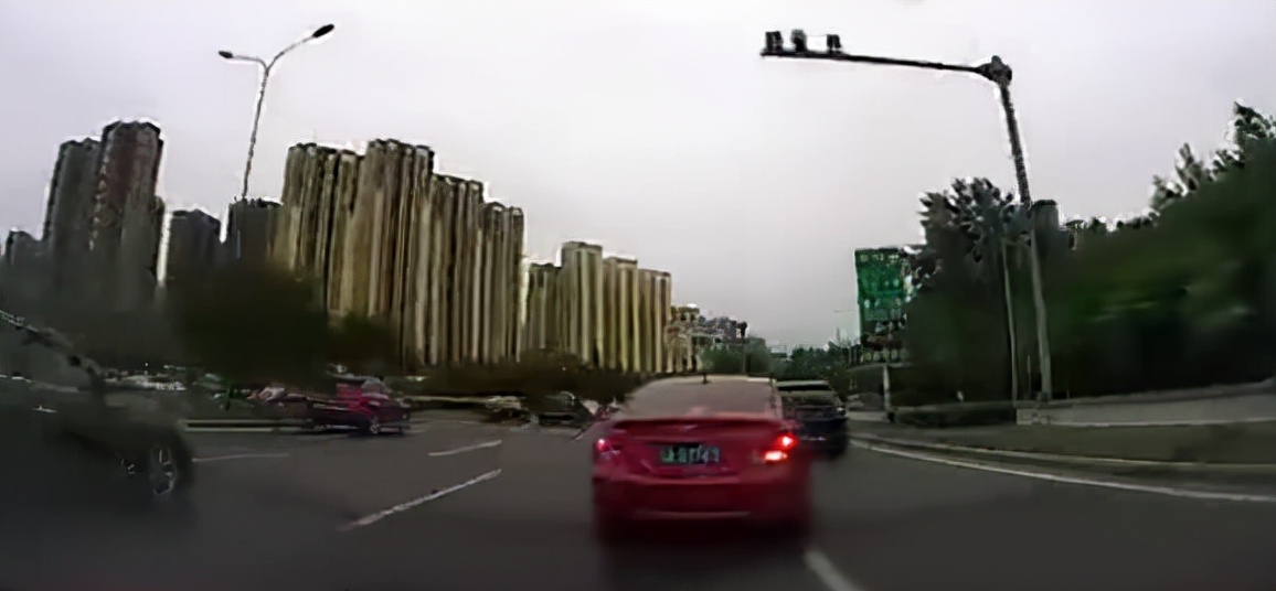 女司机连续变道别车,遭男司机暴打住院,还在记者面前博同情