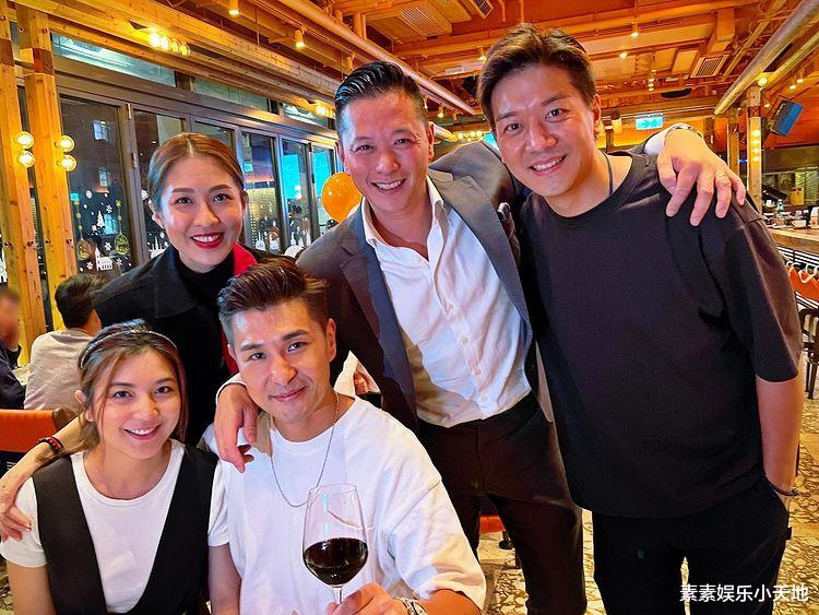 陈惠敏|胡杏儿老公与吴耀汉陈惠敏合影，两位前辈都老了，满头白发很慈祥