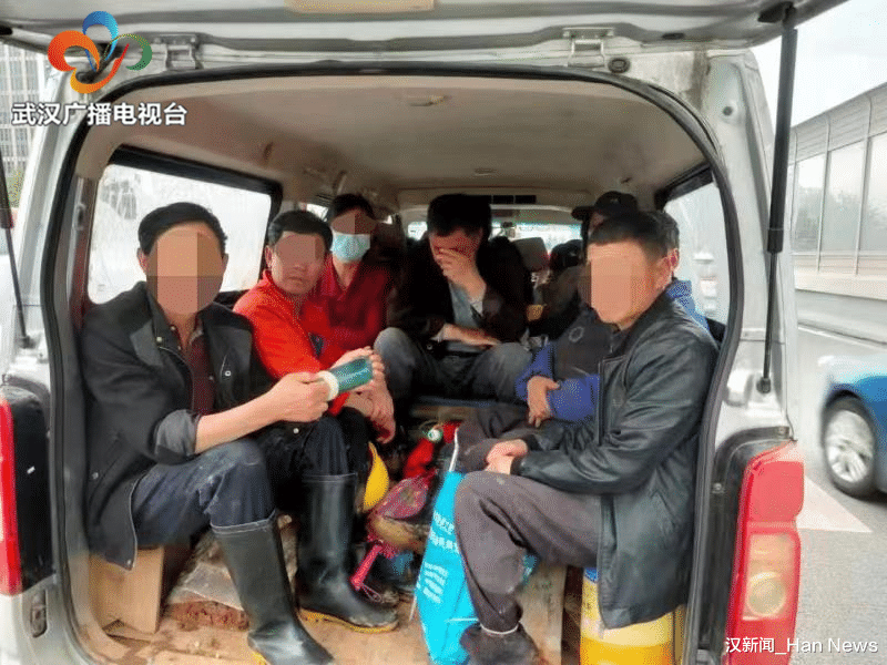 漢新聞_Han News 面包車內乘客低著頭，民警清點后發現竟“藏”15人