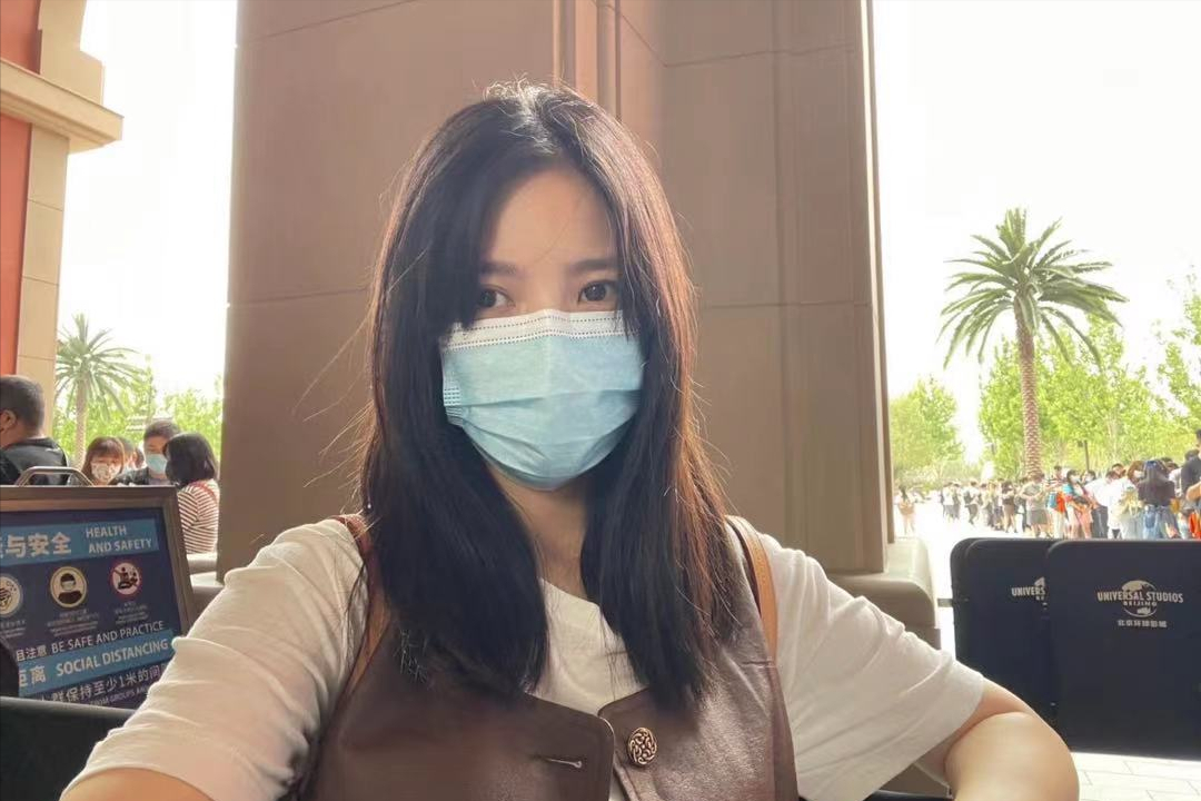 王灿|王灿晒夫妻甜蜜合影，杜淳不顾硬汉形象替老婆背包，成宠妻小能手