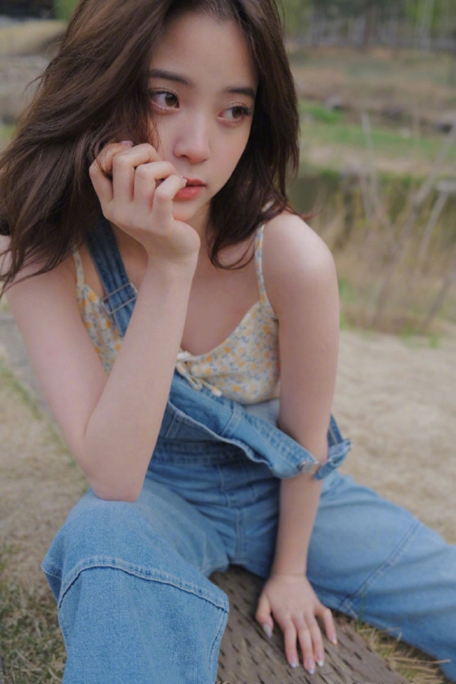 欧阳娜娜|欧阳娜娜终于不做“乖乖女”了,大胆穿上吊带,网友:改名辣辣吧