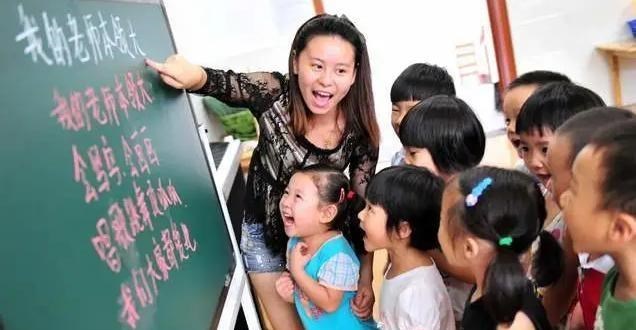 萌听小c姐|2021年暑期托管班来袭，小学生家长陷入两难，选补课还是选托管？