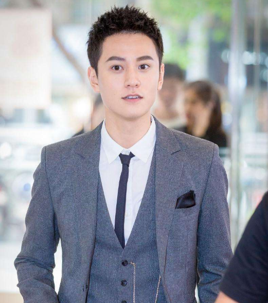 娱乐圈|她亲手把弟弟带进娱乐圈，如今自己不温不火，弟弟却红到发紫！