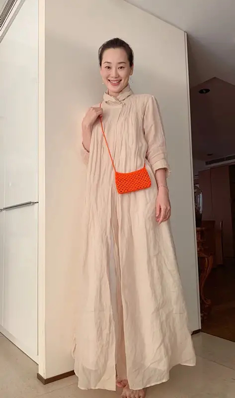 黄晓明|林依轮带老婆出行，胡子花白显出老态，西华穿碎花长袍气质也高级