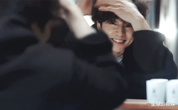 孔刘|孔刘想删掉上热搜的照片吧？娇羞捂裙子笑疯网友：条纹的！