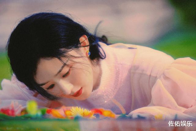 赵丽颖|赵丽颖金黄长裙尽显温柔优雅，眼神犀利有故事，笑容迷人超治愈